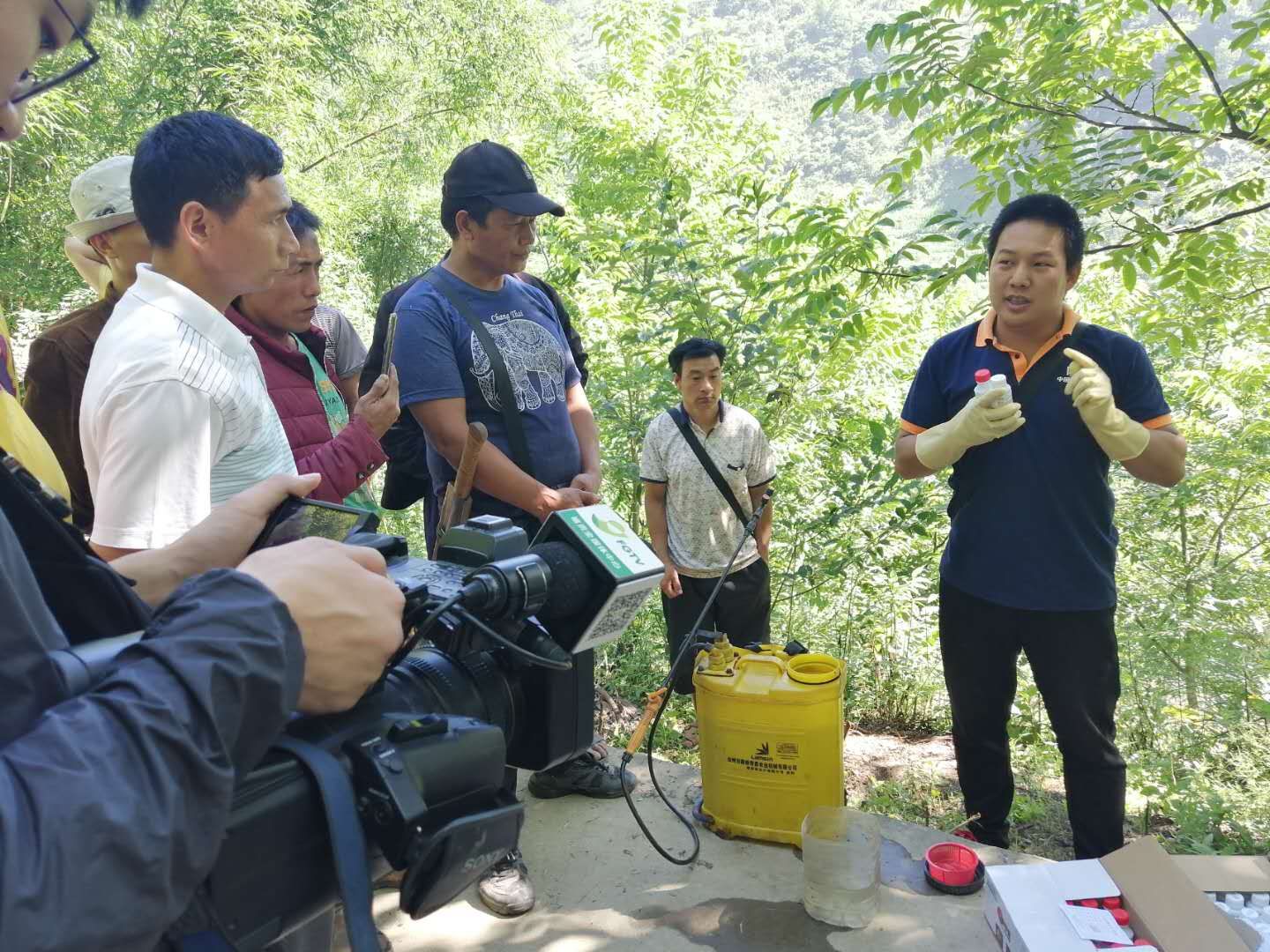 植保所下福貢縣科技人員劉攀現(xiàn)場指導(dǎo).jpg